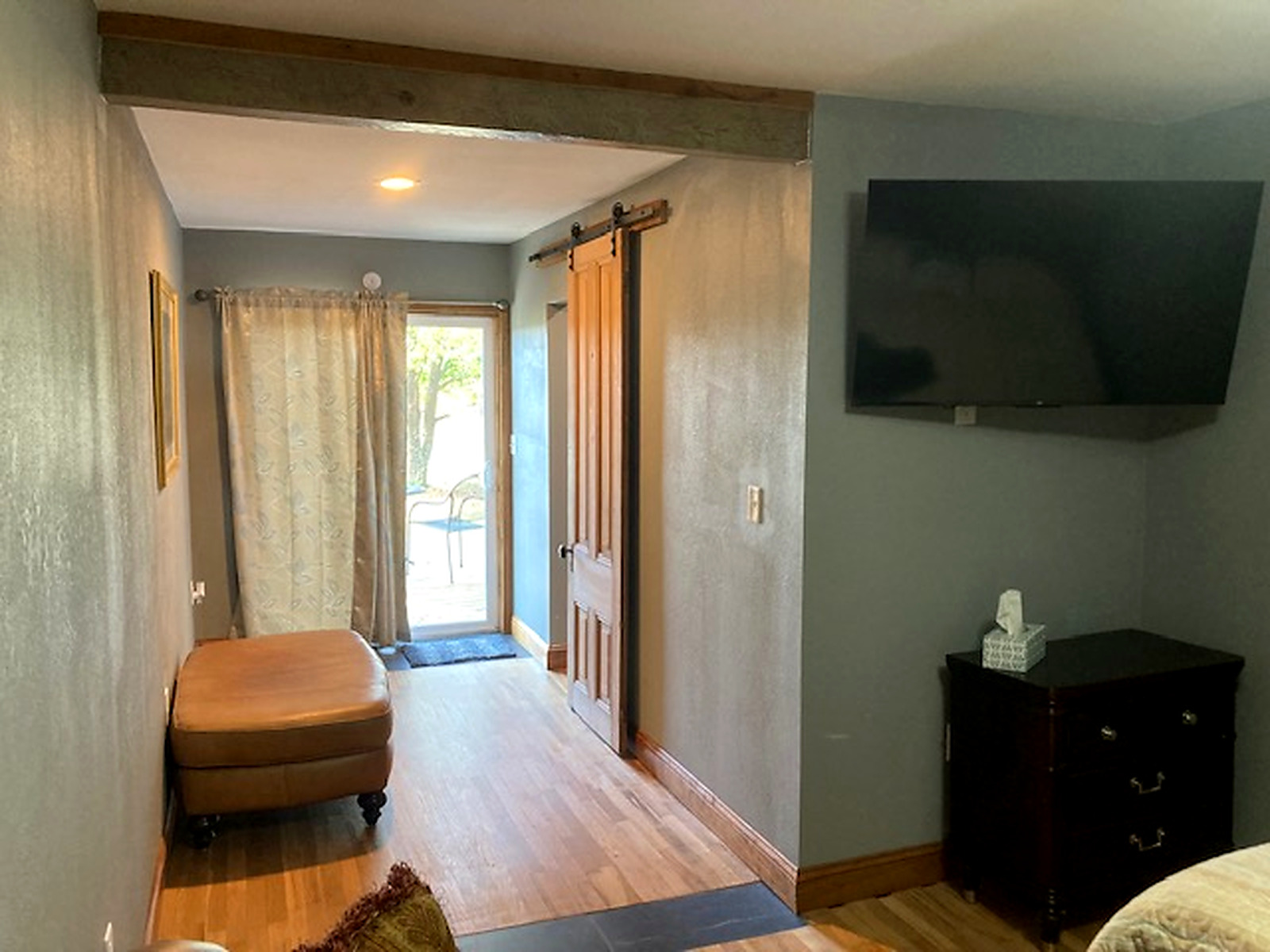 Concord Suite sitting area and television